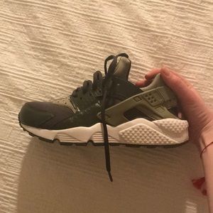 Nike Huaraches - Olive Green Size 7